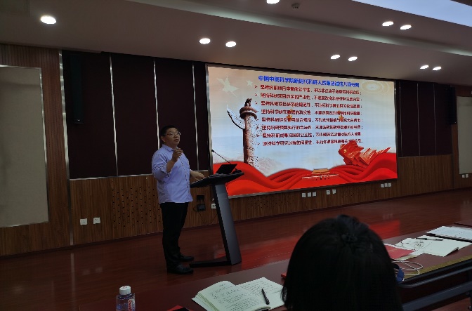 人们在看台上的人在房间里

中度可信度描述已自动生成