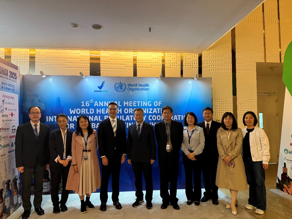 一群人站在壁报板前拍照
AI 生成的内容可能不正确。