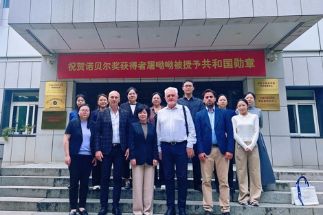 塞尔维亚专家代表团访问中国中医科学院中药研究所